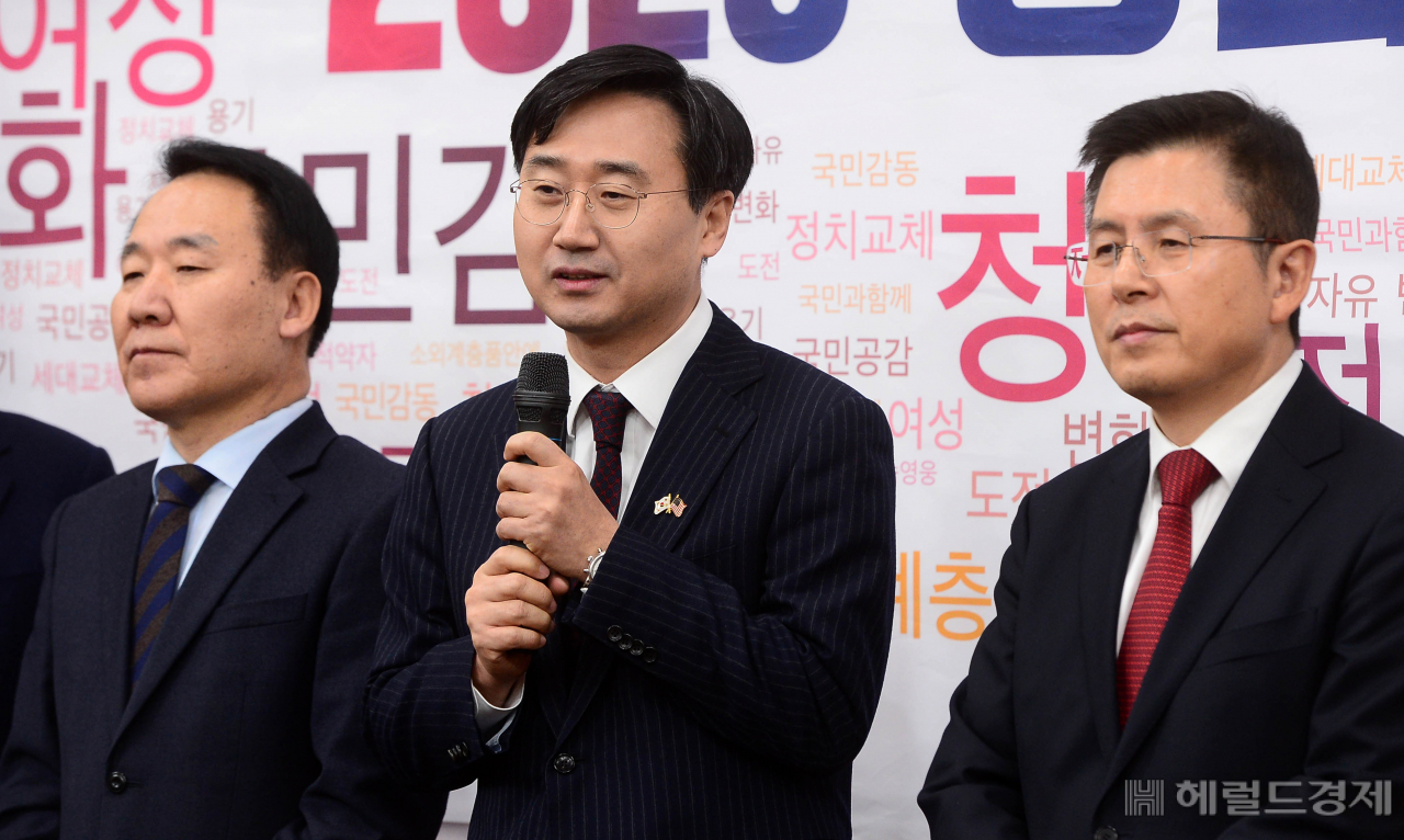 21일 서울 여의도 국회에서 열린 자유한국당 인재영입 환영식에서 자유한국당 5호 영입인재인 외교·안보 전문가인 신범철 아산정책연구원 안보통일센터장이 인사말을 하고 있다. 이상섭 기자/babtong@heraldcorp.com
