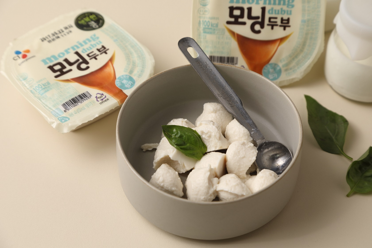 드레싱소스를 연두부위에 뿌려서 바로 떠먹는 '모닝두부'