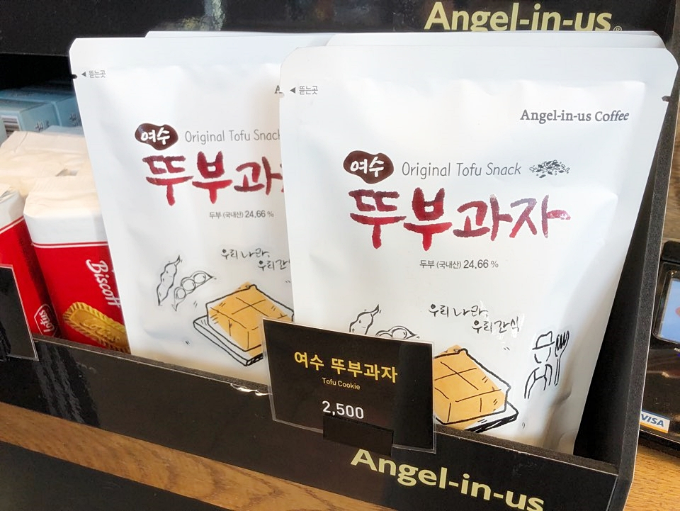 엔제리너스에서 판매중인 ‘두부 과자’ [사진=육성연 기자]