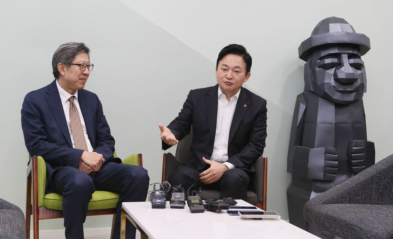 21일 오전 8시 제주도청 도지사 집무실에서 혁신통합추진위원회 박형준 위원장과 원희룡 제주도지사가 만나 대화를 나누고 있다. 연합뉴스