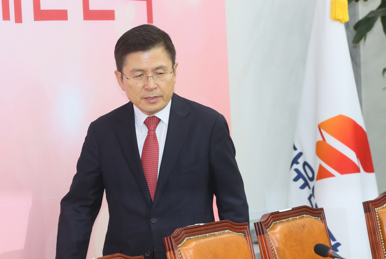 자유한국당 황교안 대표가 20일 국회에서 열린 최고위원회의에 입장하고 있다. [연합]