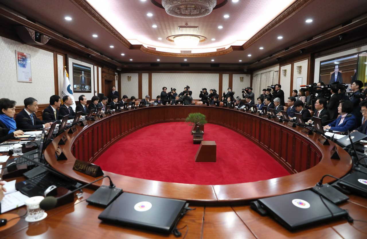 정부서울청사에서 국무회의가 열리고 있다.[연합]