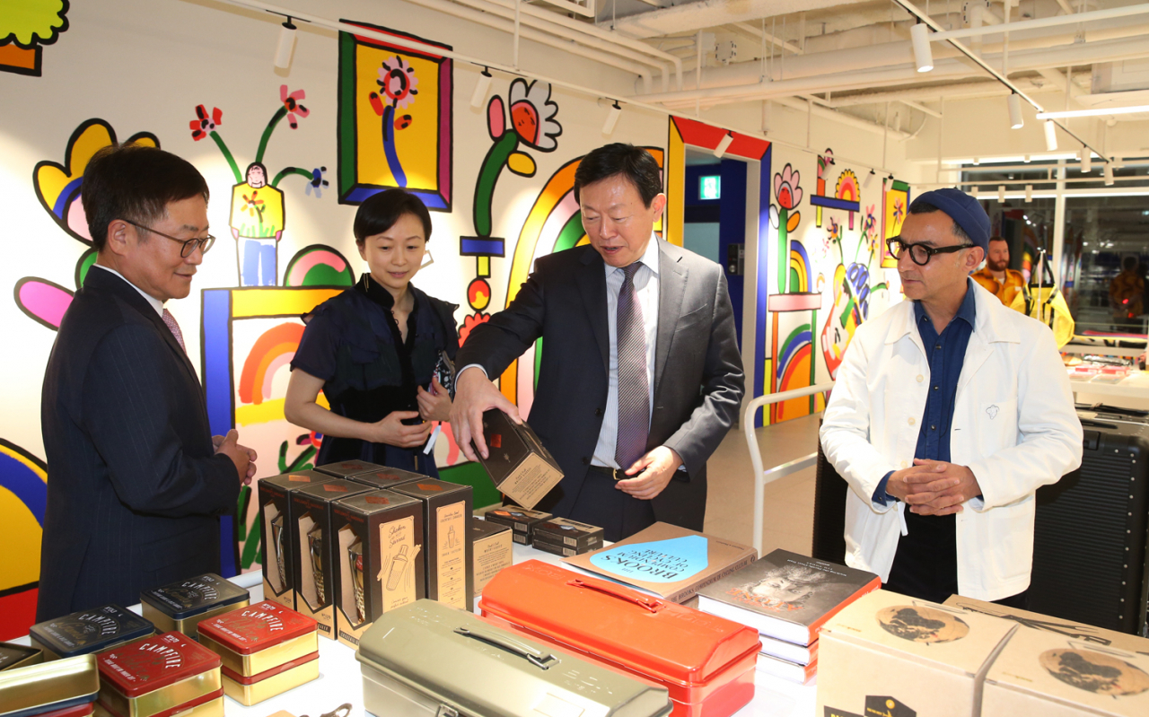 신동빈 롯데지주 회장이 롯데백화점 강남점에 오픈한 콘란샵을 둘러보고 있다. [사진제공=롯데지주]