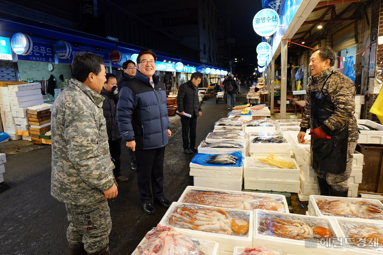 [헤럴드경제=이진용 기자]]유덕열 동대문구청장이 지난 20일 오전 7시, 설명절을 앞두고 청량리수산시장을 찾아 시장 상인들과 설대목에 대해 이야기를 나누고 있다. 유 구청장은 이날 시장을 방문해 상인들의 애로사항을 듣고 제수용품을 사기 위해 시장을 찾은 주민들과 이야기를 나눴다. 유 구청장은 21일에는 청량리청과물시장, 청량리종합시장, 전농로터리시장을 찾으며 22일에는 경동시장, 답십리현대시장, 답십리시장, 23일에는 경동광성상가, 청량리농수산물시장, 청량종합도매시장, 청량리전통시장을 차례로 방문해 시장 상인 및 주민들과 소통할 예정이다.jycafe@heraldcorp.com