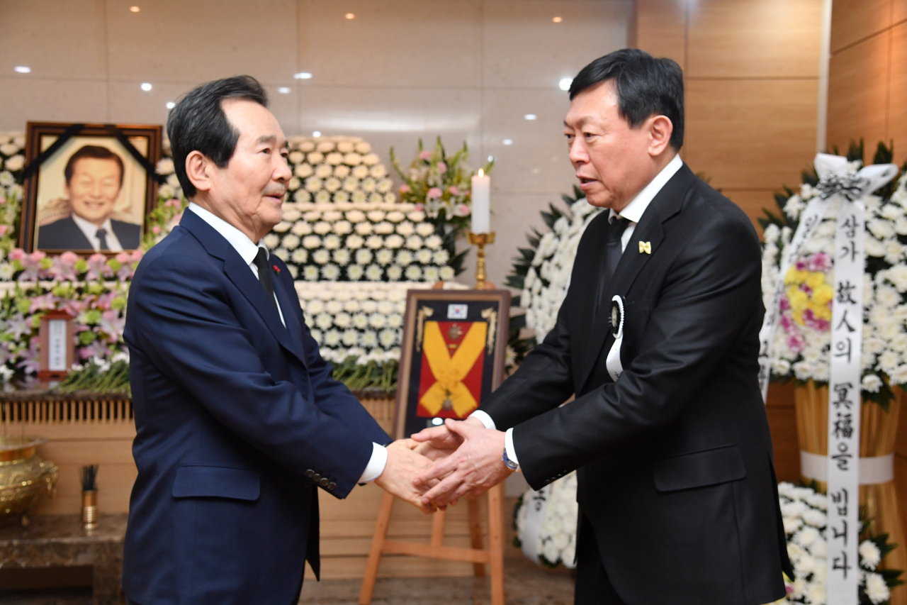 정세균 국무총리가 20일 저녁 서울 송파구 서울아산병원 장례식장에 마련된 신격호 롯데그룹 명예회장의 빈소를 찾아 상주인 신동빈 롯데회장을 위로하고 있다. 연합뉴스