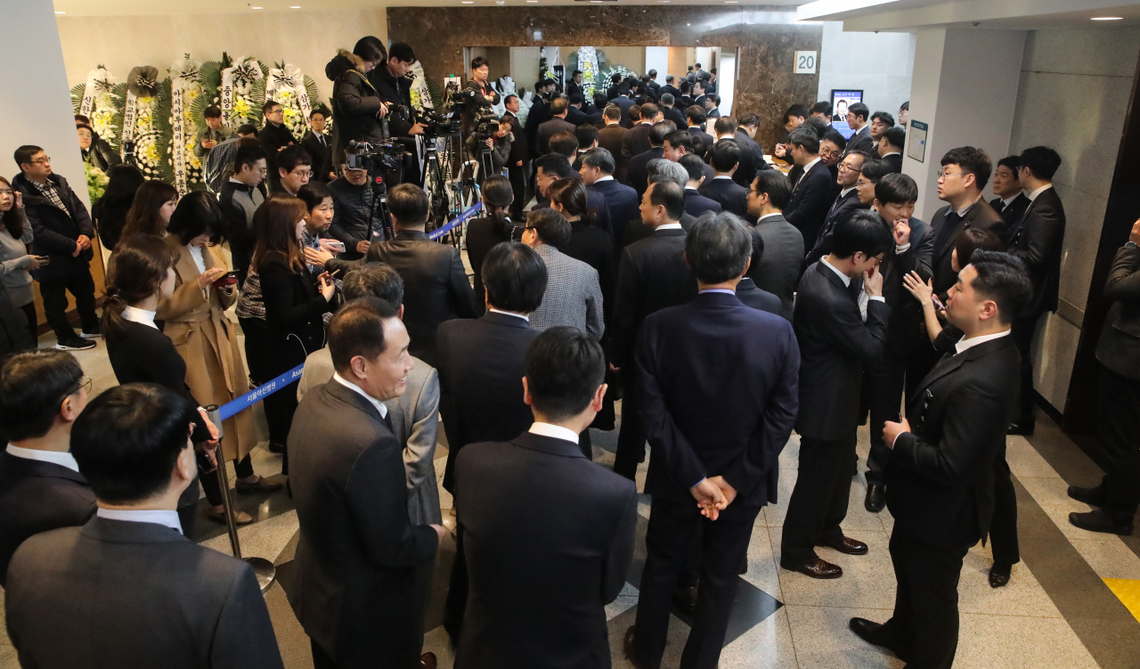 20일 서울 송파구 아산병원 장례식장에 마련된 고 신격호 롯데그룹 명예회장의 빈소에 전현직 임원 등 조문객들의 발길이 이어지고 있다. [연합뉴스]