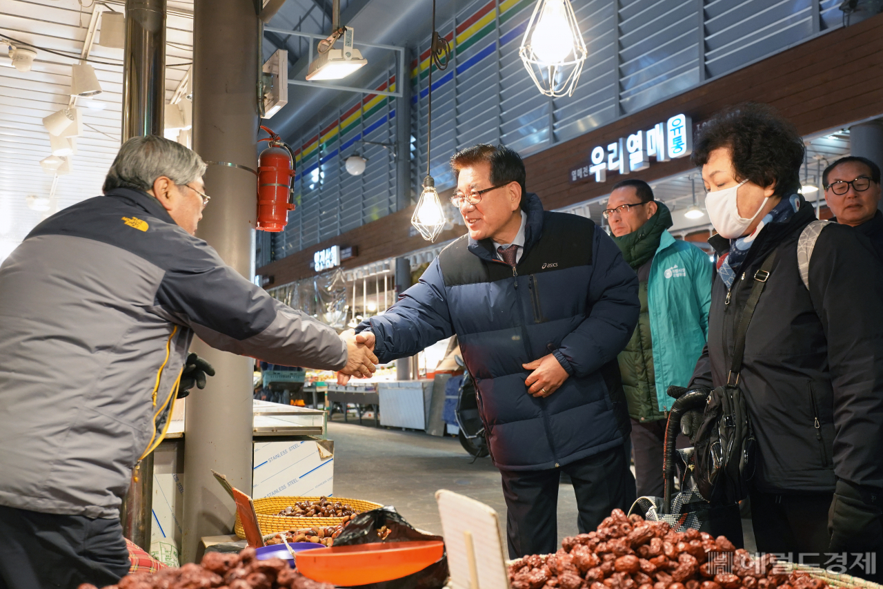 [헤럴드경제=이진용 기자]유덕열 동대문구청장이 21일 오전 7시, 설명절을 앞두고 청량리청과시장을 찾아 시장 상인 악수를 하며 설대목에 대해 이야기를 나누고 있다. 유 구청장은 이날 시장을 방문해 상인들의 애로사항을 듣고 제수용품을 사기 위해 시장을 찾은 주민들과 이야기를 나눴다. 유 구청장은 이날 청량리청과물시장, 청량리종합시장, 전농로터리시장을 찾으며 22일에는 경동시장, 답십리현대시장, 답십리시장, 23일에는 경동광성상가, 청량리농수산물시장, 청량종합도매시장, 청량리전통시장을 차례로 방문해 시장 상인 및 주민들과 소통할 예정이다. [동대문구]jycafe@heraldcorp.com