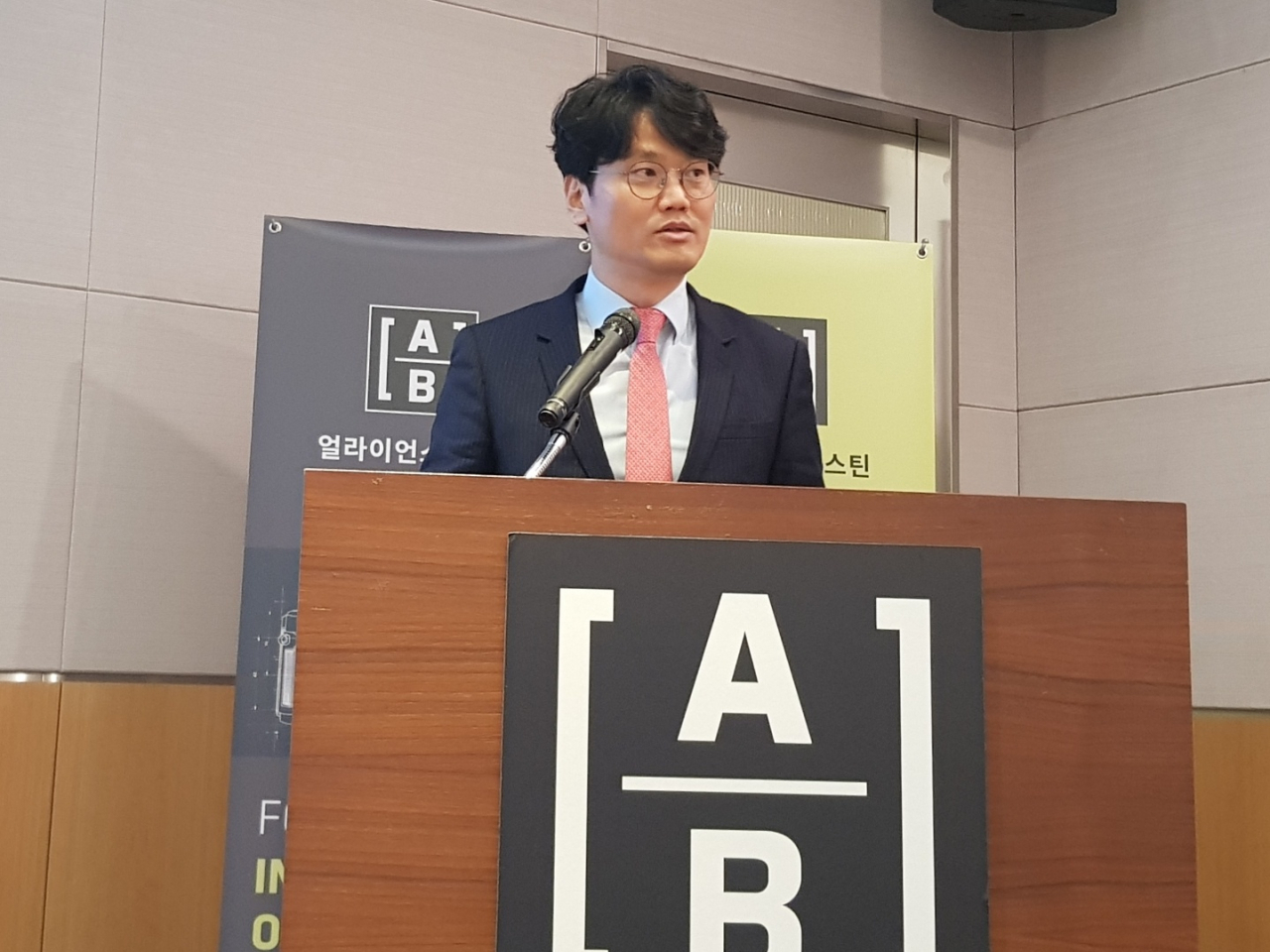 얼라이언스번스틴(AB)자산운용이 21일 오전 여의도 전경련회관 콘퍼런스센터에서 개최한 2020년 글로벌 주식·채권시장 전망 세미나 기자간담회에서 유재흥 선임 포트폴리오 매니저가 발표를 하고 있다. [사진=강승연 기자]