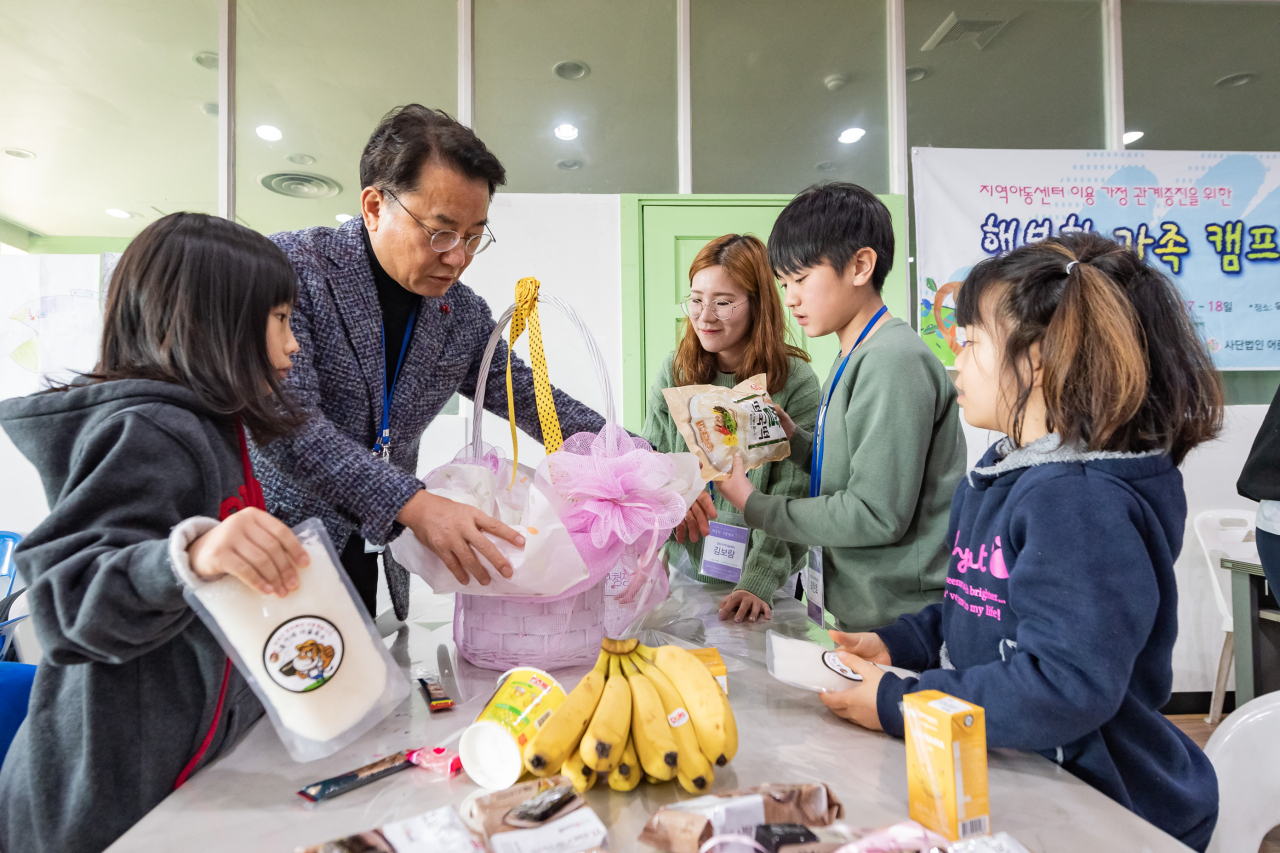 지난 18일 설을 앞두고 능동 어린이회관에서 지역아동센터 아동들과 함께 선물바구니를 만드는 김선갑 광진구청장. [광진구 제공]