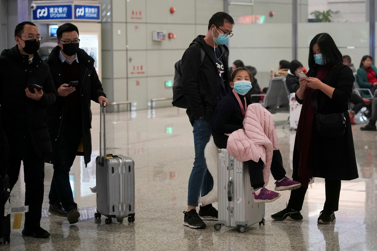 중국 우한 폐렴에 대한 우려가 커지는 가운데 20일(현지시간) 상해 홍차오 국제공항을 이용하는 승객들이 마스크를 쓰고 있다.[로이터]