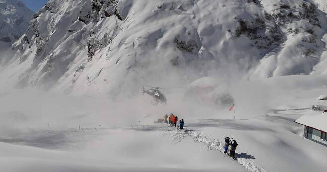 지난 18일 오전 네팔 안나푸르나 마차푸차레 베이스캠프(3720m) 인근에서 고립된 한국인과 중국인 트래커들이 헬리콥터로 구조되고 있다. [월간 사람과산 제공]