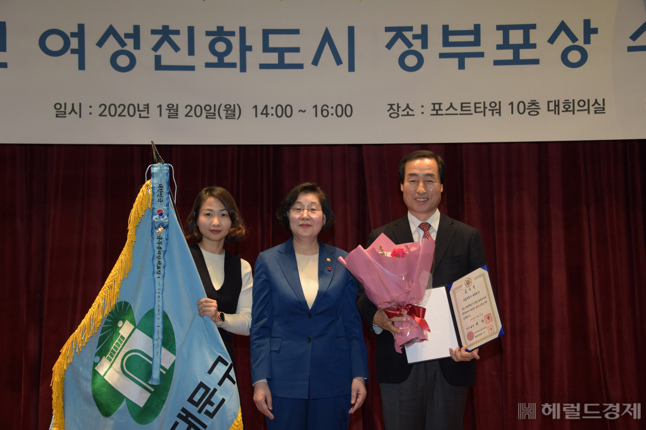 문석진 서대문구청장(오른쪽)이 20일 이정옥 여성가족부 장관(가운데)으로부터 여성친화도시 조성에 따른 국무총리 표창과 수치(綬幟, 끈으로 된 포상 깃발)를 받은 뒤 기념촬영을 하고 있다. [서대문구 제공]