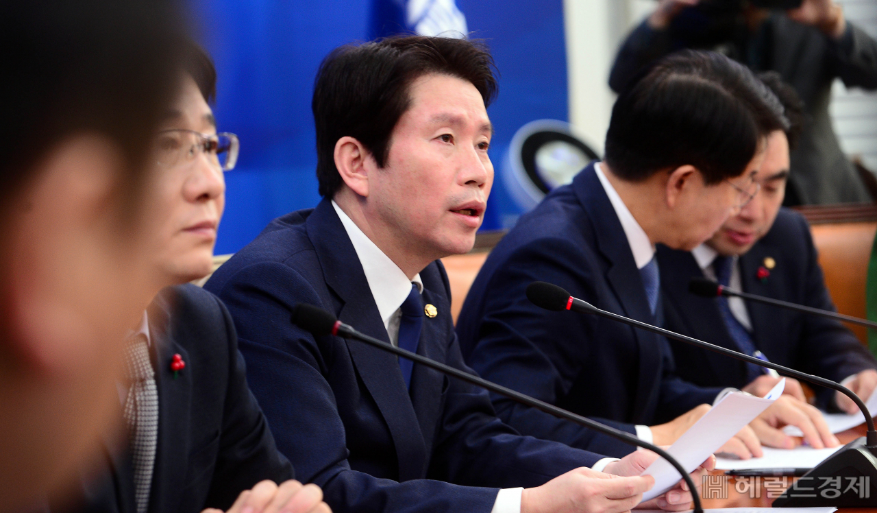 [헤럴드경제=이상섭 기자] 이인영 더불어민주당 원내대표가 21일 오전 서울 여의도 국회에서 열린 원내대책회의에서 모두발언을 하고 있다. babtong@heraldcorp.com
