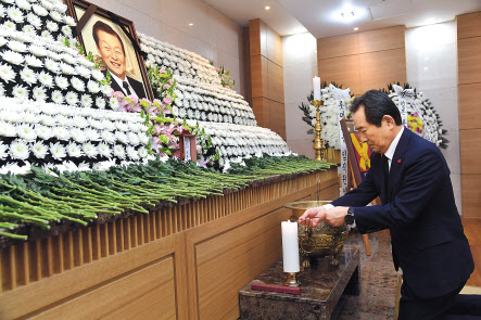 정세균 국무총리가 20일 저녁 서울 송파구 서울아산병원 장례식장에 마련된 신격호 롯데그룹 명예회장의 빈소를 찾아 분향하고 있다. [연합]