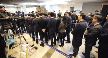 20일 서울 송파구 아산병원 장례식장에 마련된 고 신격호 롯데그룹 명예회장의 빈소에 전 현직 임원 등 조문객들의 발길이 이어지고 있다. [연합]