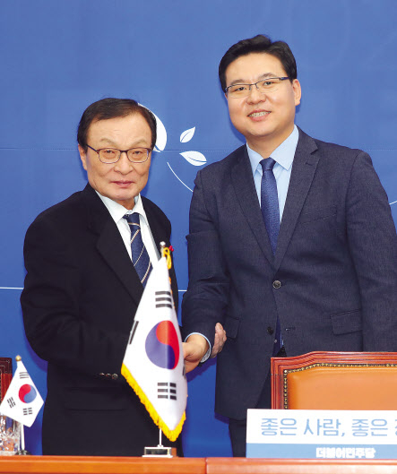 더불어민주당의 11번째 영입인사인 최기일 건국대 산업대학원 겸임교수(오른쪽)가 21일 국회 당대표 회의실에서 이해찬 대표와 악수하고 있다. [연합]