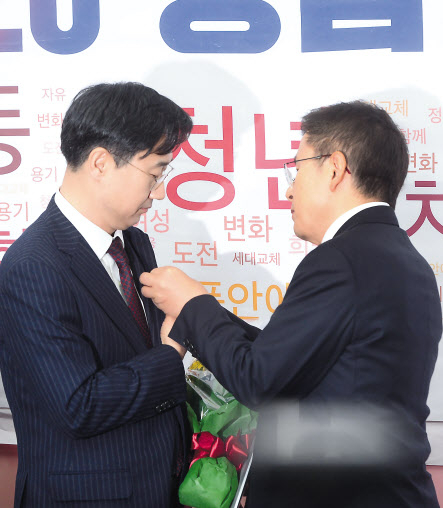 자유한국당 5호 영입인사인 외교·안보 전문가인 신범철 아산정책연구원 안보통일센터장(왼쪽)이 21일 국회에서 열린 환영식에서 황교안 대표로부터 배지를 받고 있다. 이상섭 기자