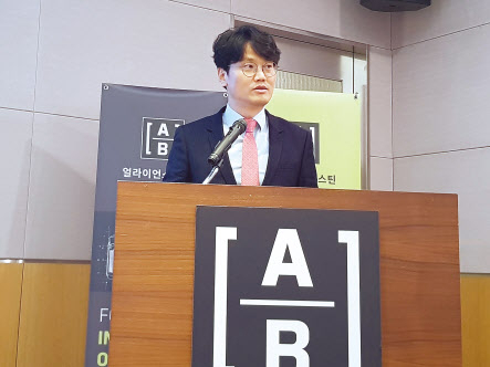 얼라이언스번스틴(AB)자산운용이 21일 오전 여의도 전경련회관 콘퍼런스센터에서 개최한 2020년 글로벌 주식·채권시장 전망 세미나 기자간담회에서 유재흥 선임 포트폴리오 매니저가 발표를 하고 있다. 강승연 기자