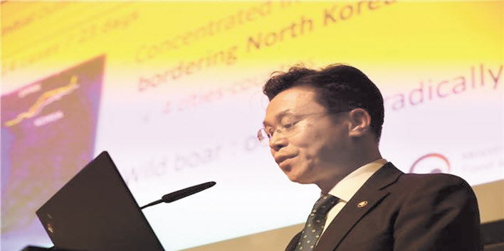 이재욱 농림축산식품부 차관이 지난 17일(현지시간) 독일 베를린에서 열린 아프리카돼지열병(ASF) 고위급 국제회의에서 우리나라의 ASF 방역정책을 설명하고 있다. 우리나라의 경우, 지난해 9월 ASF 첫 확진 발생후 한달만인 지난해 10월9일이후 농장에서 추가 아프리카돼지열병 발생이 나오지 않고 있어 세계적인 방역 모범국가로 평가를 받는다. 이 회의는 유럽연합(EU) 보건식품안전 집행위원회 주최로 열린 가운데 60개국에서 300명이 참석했다. [농림축산식품부 제공］
