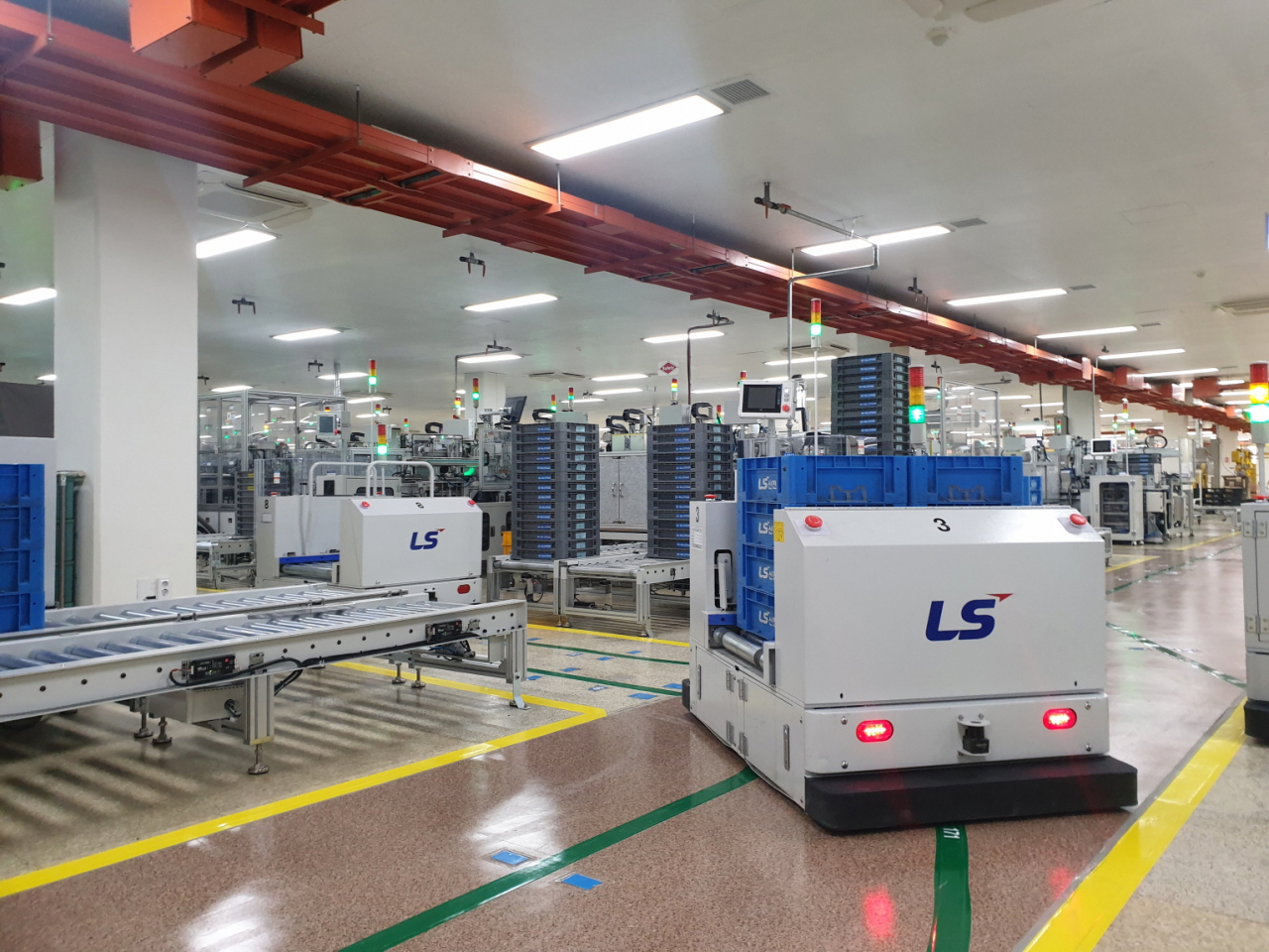 LS산전의 충북 청주 스마트공장에서 무인운반차량(AGV)이 제품을 싣고 이동하고 있다. [LS산전 제공]