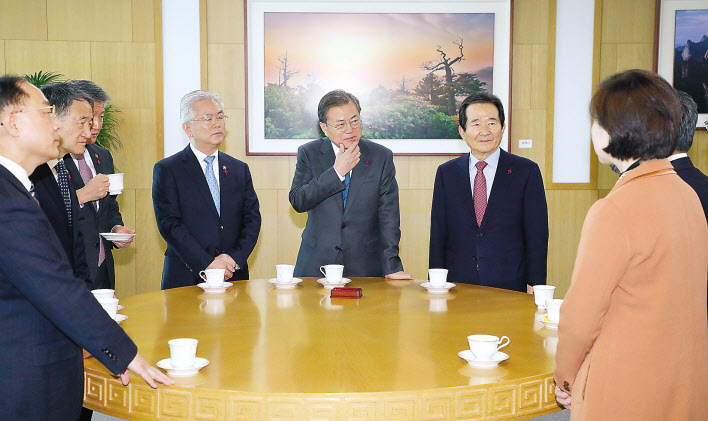 문재인 대통령이 21일 정부세종청사에서 국무회의 전 차담회에 참석해 정세균 국무총리 등 국무위원들과 대화를 나누고 있다. 정 총리가 문 대통령이 주재하는 국무회의에 참석하는 것은 이번이 처음이다. [연합]