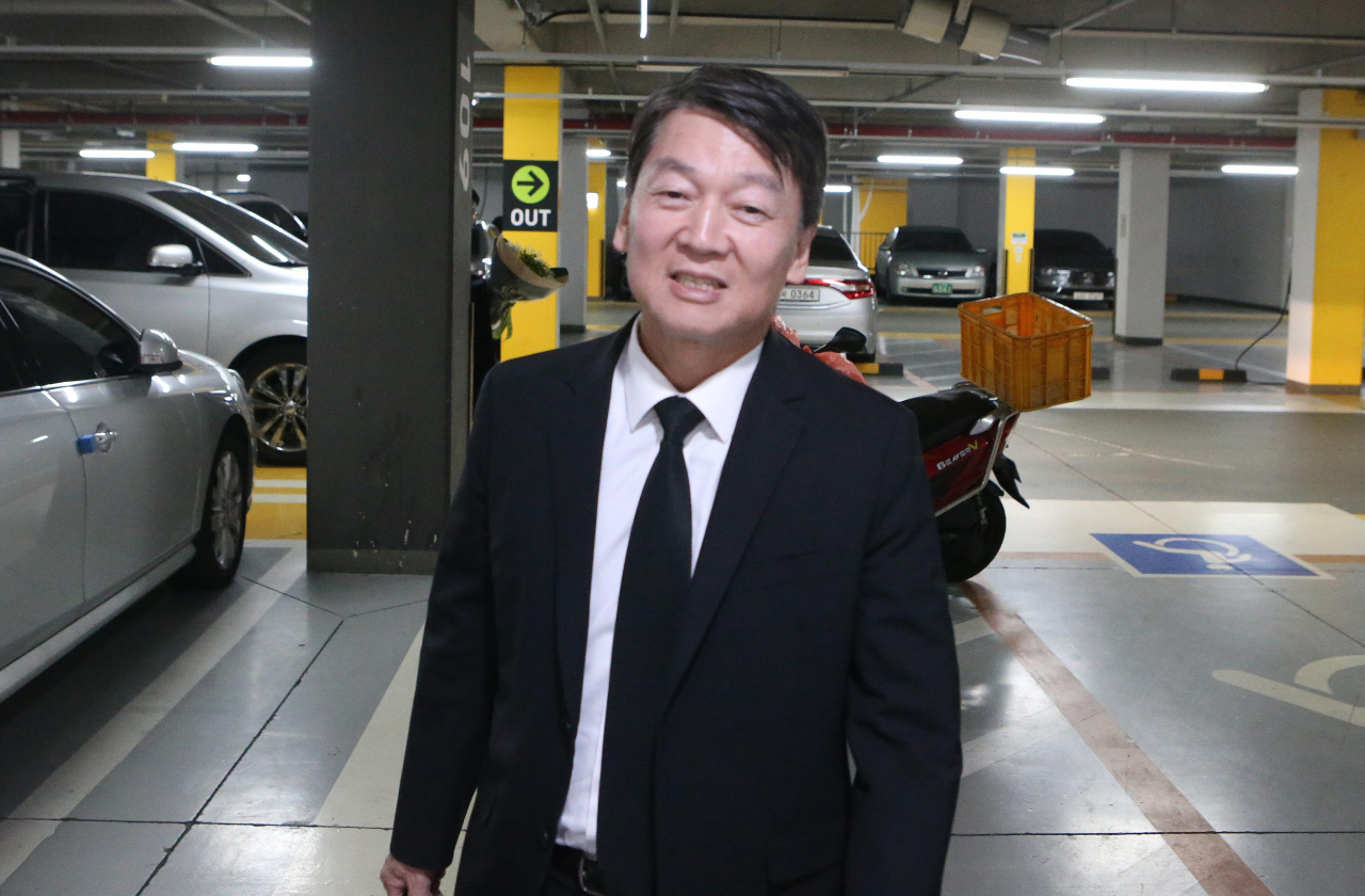 바른미래당 안철수 전 의원이 20일 오후 부모님이 계시는 부산 본가를 방문하고 있다. [연합]