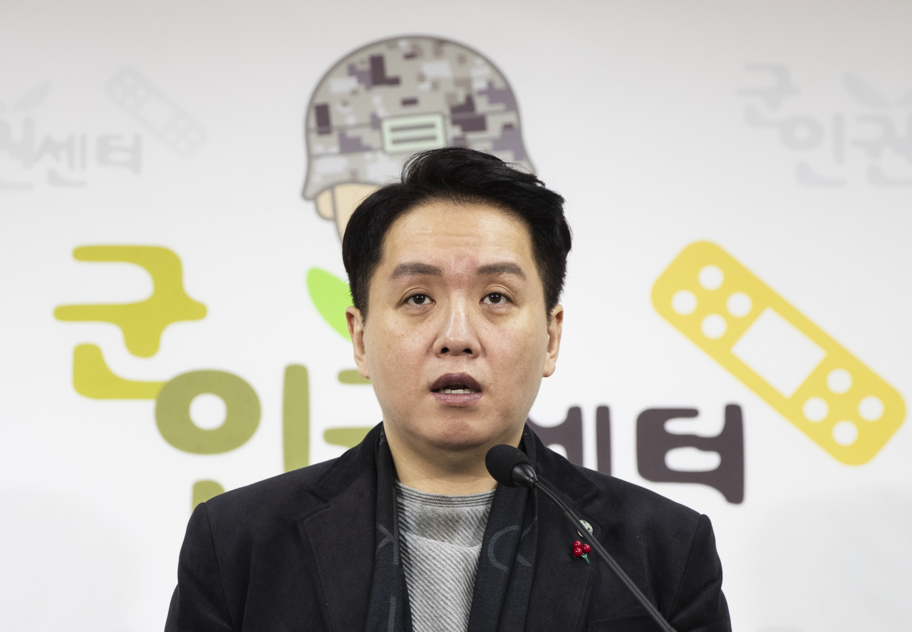 21일 오전 서울 마포구 군인권센터에서 열린 해병1사단 병사 가혹행위·성희롱 사건 관련 기자회견에서 임태훈 군인권센터 소장이 기자회견문을 낭독하고 있다. [연합]