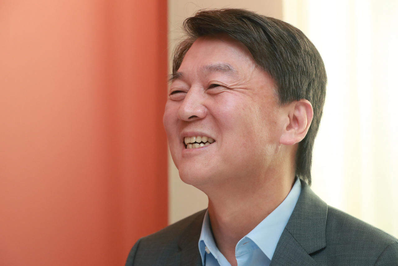 바른미래당 안철수 전 의원이 21일 오후 서울 중구 달개비에서 김경율 전 참여연대 집행위원장과 만나 대화하고 있다. [연합]