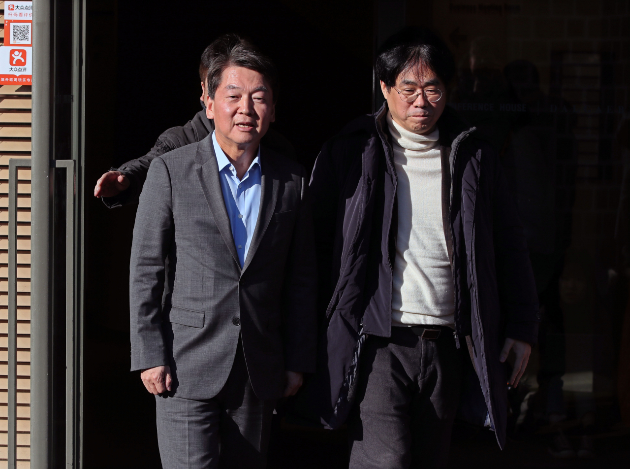 바른미래당 안철수 전 의원이 21일 오후 서울 중구 달개비에서 김경율 전 참여연대 집행위원장과 만나 대화를 마치고 함께 걸어 나오고 있다. [연합]
