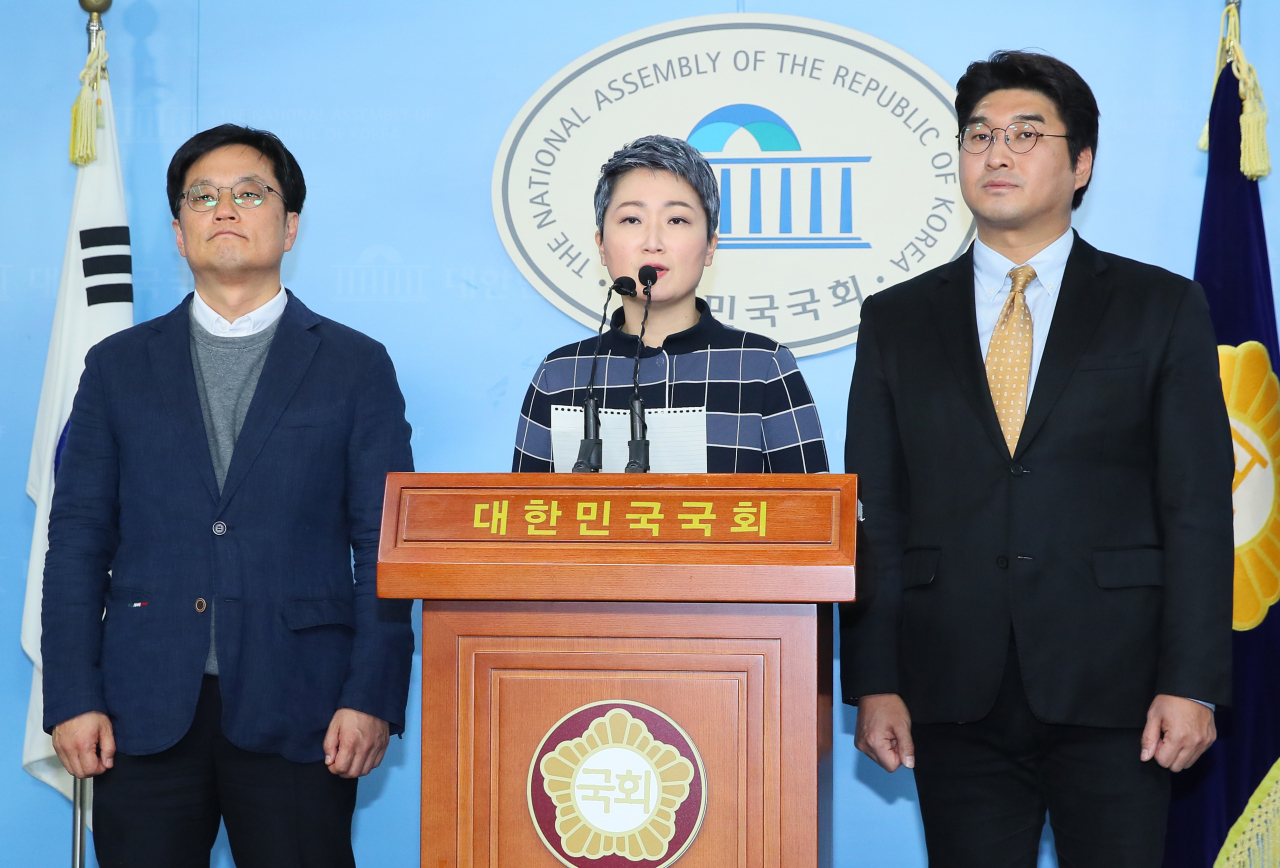전진당4.0 이언주 대표가 21일 국회 정론관에서 '자유한국당과 전진당4.0 양당 간 협의체 구성 합의'에 관해 발표하고 있다. [연합]
