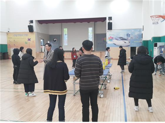 탈북청소년 17명을 대상으로 지난 6일부터 진행된 제31회 한겨레 계절학교가 21일 경기도 연천 한반도통일미래센터에서 수료식을 가졌다. 이번 계절학교에서는 스타트업 대표들의 재능기부를 통해 드론과 디자인, 앱 제작, 게임 등 4차 산업혁명 연관 분야에 대한 교육도 이뤄졌다. 드론과 게임을 이용한 코딩교육 장면. [한겨레 계절학교 제공]