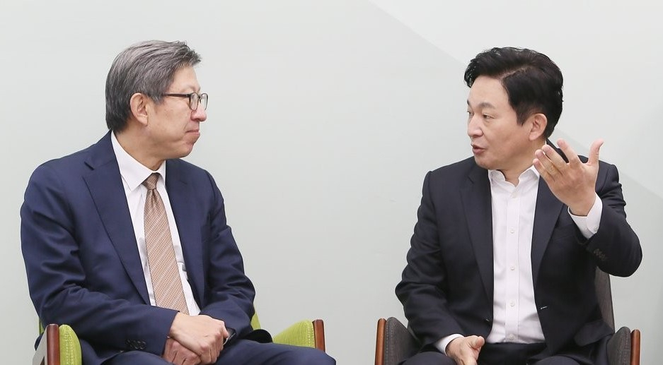 21일 오전 제주도청 도지사 집무실에서 혁신통합추진위원회 박형준 위원장과 원희룡 제주도지사가 만나 대화를 나누고 있다. [연합]
