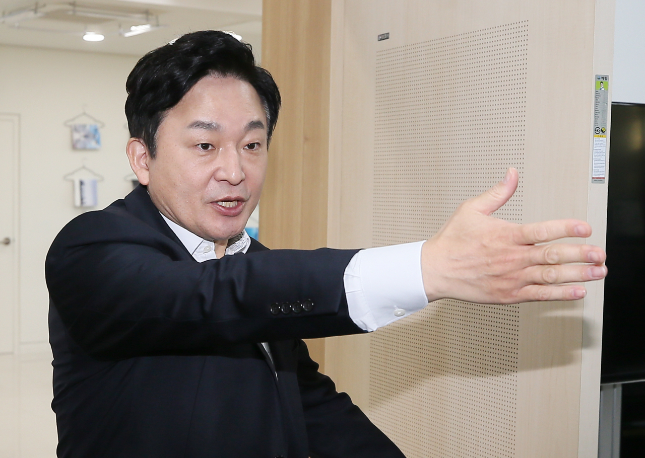 21일 오전 제주도청 도지사 집무실에서 회동을 마친 원희룡 제주지사가 문을 열고 나오며 혁신통합추진위원회 박형준 위원장을 배웅하고 있다. [연합]