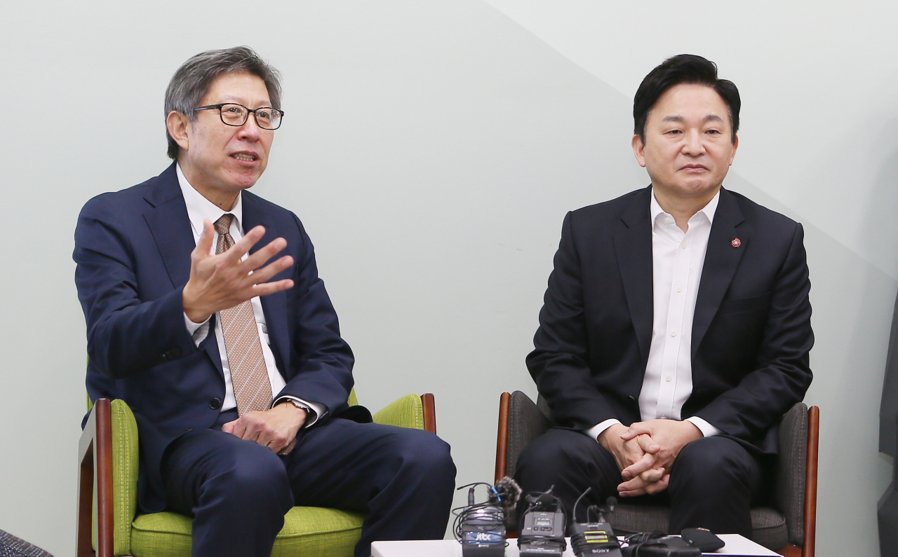 21일 오전 제주도청 도지사 집무실에서 혁신통합추진위원회 박형준 위원장(왼쪽)과 원희룡 제주도지사가 만나 대화를 나누고 있다. [연합]