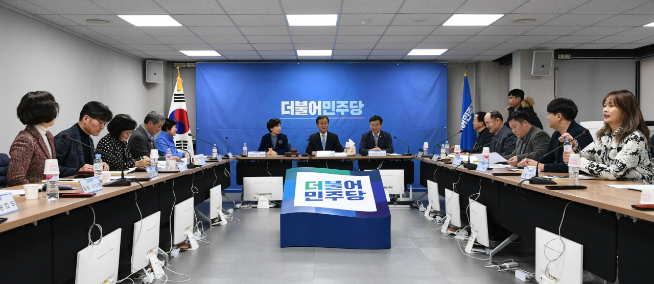 원혜영 더불어민주당 공천관리위원장(가운데)이 지난 1월 21일 오후 서울 여의도 당사에서 공천관리위원회 회의를 주재하고 있다. [연합]