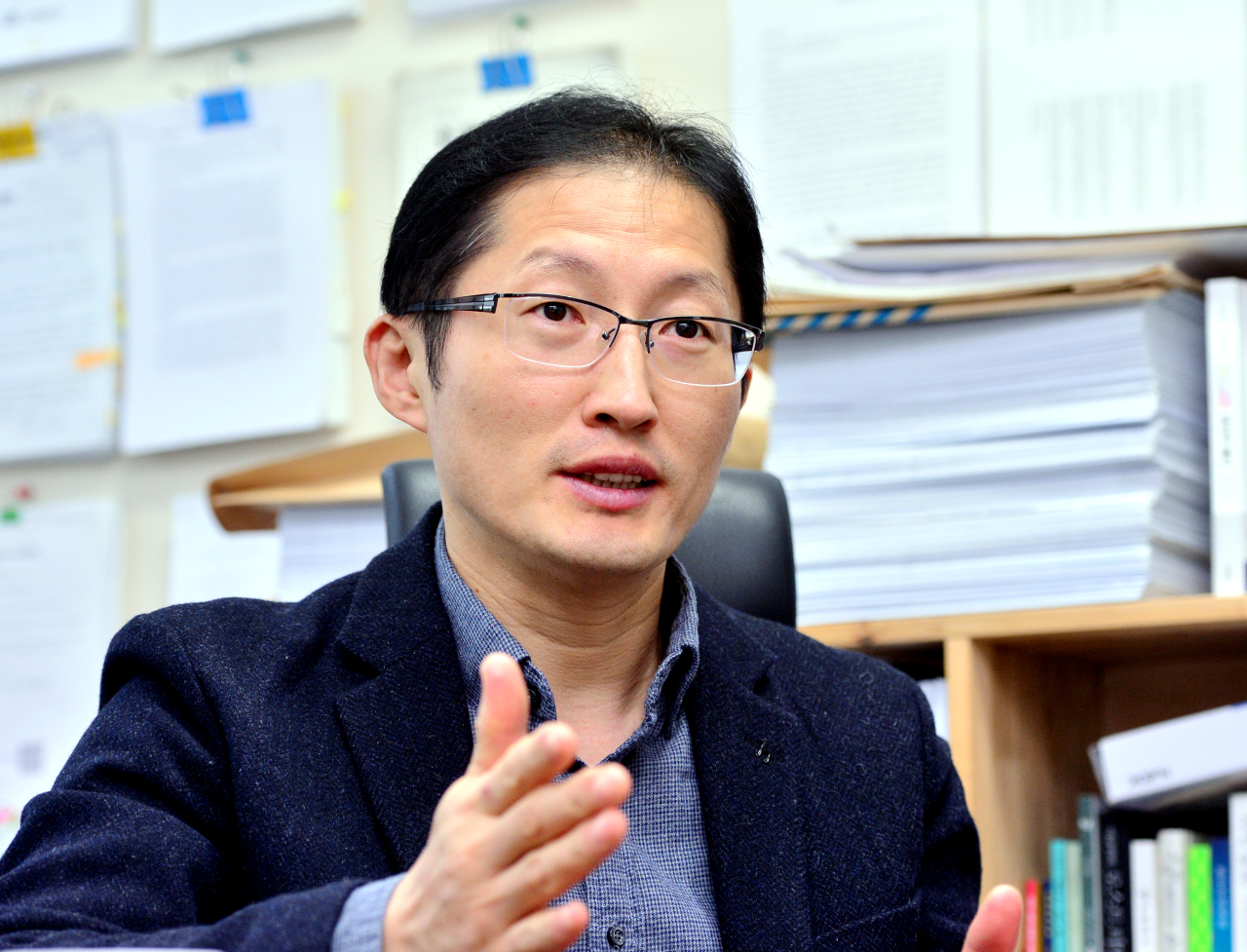 Park Joon-young talks to The Korea Herald on Tuesday at his office in southern Seoul. (Park Hyun-koo/The Korea Herald)