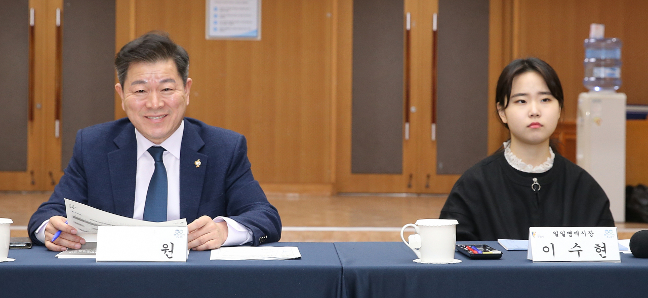 광명시는 21일 첫 번째 일일 명예시장으로 중앙대 재학 중인 청년 이수현씨를 위촉했다. [광명시 제공]