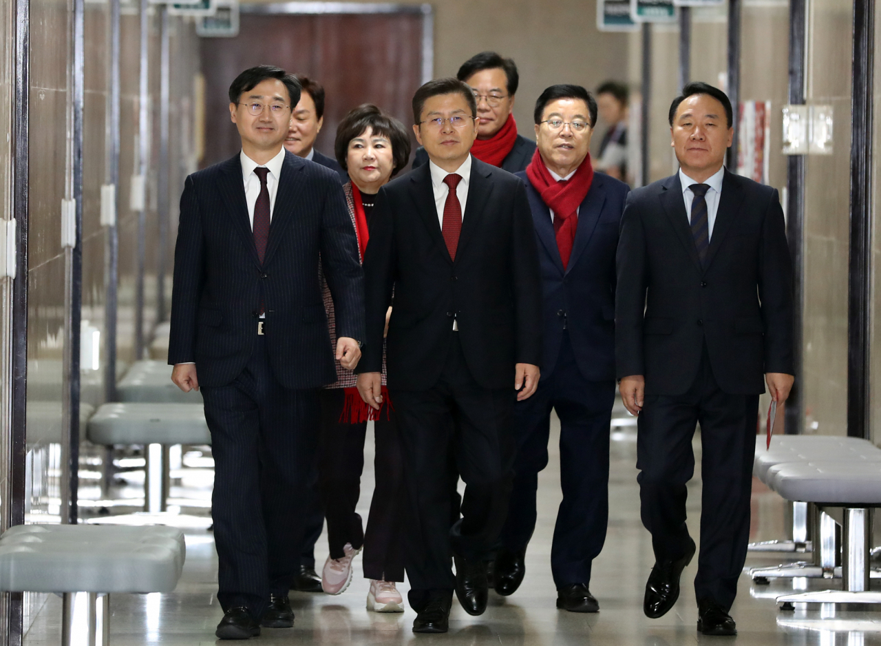 자유한국당 황교안 대표가 21일 오전 서울 여의도 국회에서 열린 자유한국당 영입인사 환영식에 참석하기 위해 다섯번째 영입인사인 신범철 아산정책연구원 안보통일센터장(왼쪽 첫번째)과 행사장으로 향하고 있다. 신 센터장은 1995년부터 한국국방연구원에서 북한 문제와 함께 외교·안보 분야 등에서 연구 활동을 펼쳐온 전문가다. [연합]
