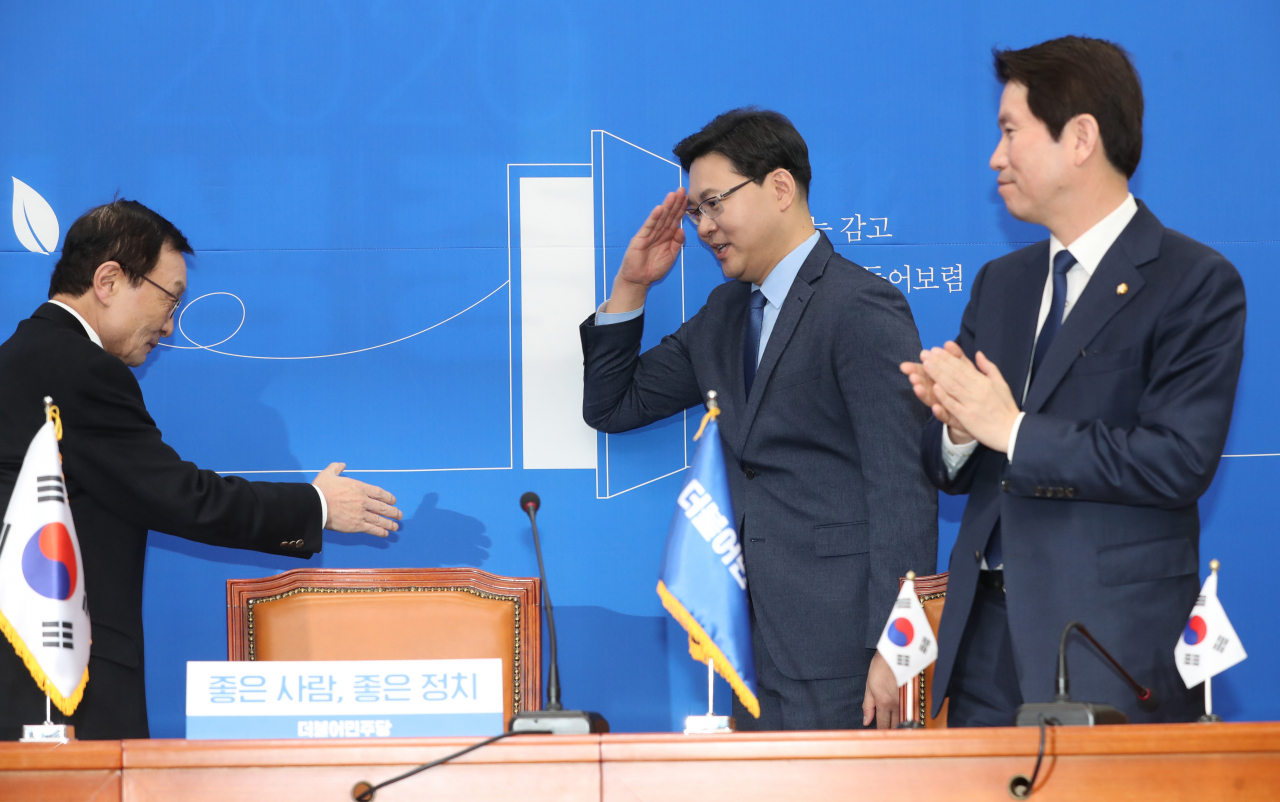 이해찬 더불어민주당 대표가 지난 21일 서울 여의도 국회 당대표 회의실에서 열린 11번째 영입인사인 최기일 건국대학교 산업대학원 겸임교수와 악수하고 있다. [연합]