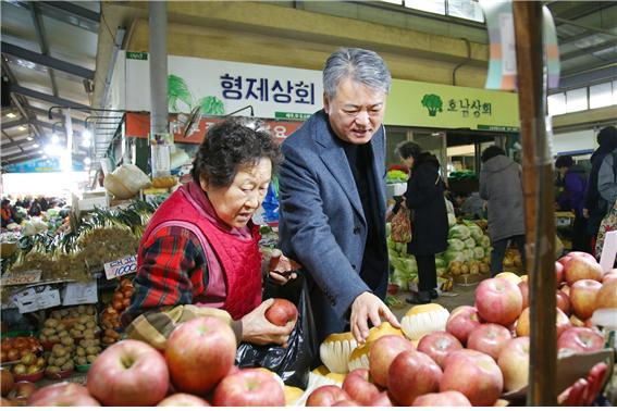 이인호(앞줄 오른쪽) 한국무역보험공사 사장이 설 명절을 앞두고 21일 서울 서대문구 홍제동 인왕시장을 방문, 성수품을 구매하고 있다. ［한국무역보험공사 제공］