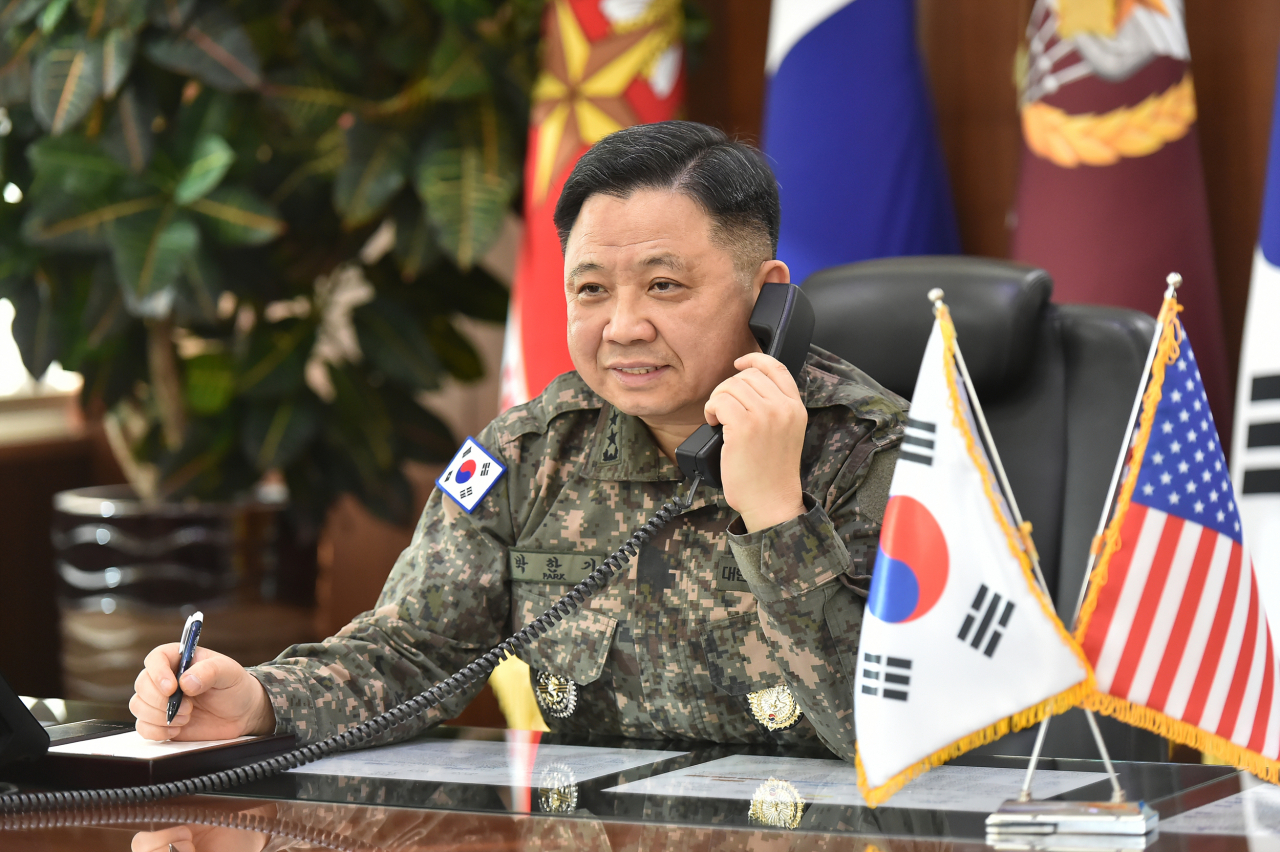 박한기 합참의장이 22일 아침 마크 밀리 미 합참의장과 통화하고 있다.[사진=합참]