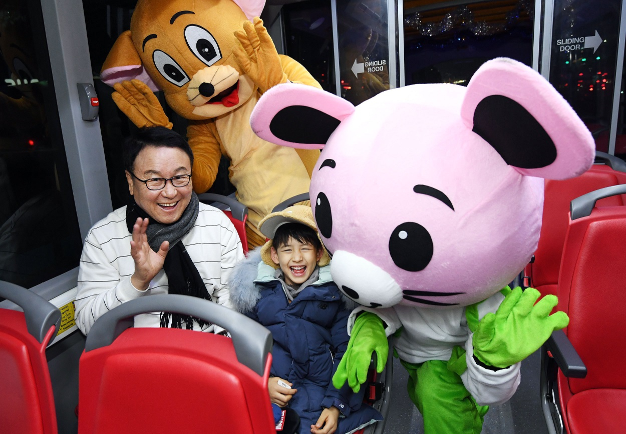 설 명절 기간 서울시티투어 타이거버스의 야경코스에 탑승하는 고객들을 대상으로 경자년 쥐띠해 캐릭터가 등장해 관광객들과 즐거운 시간을 보내는 이벤트를 진행한다.