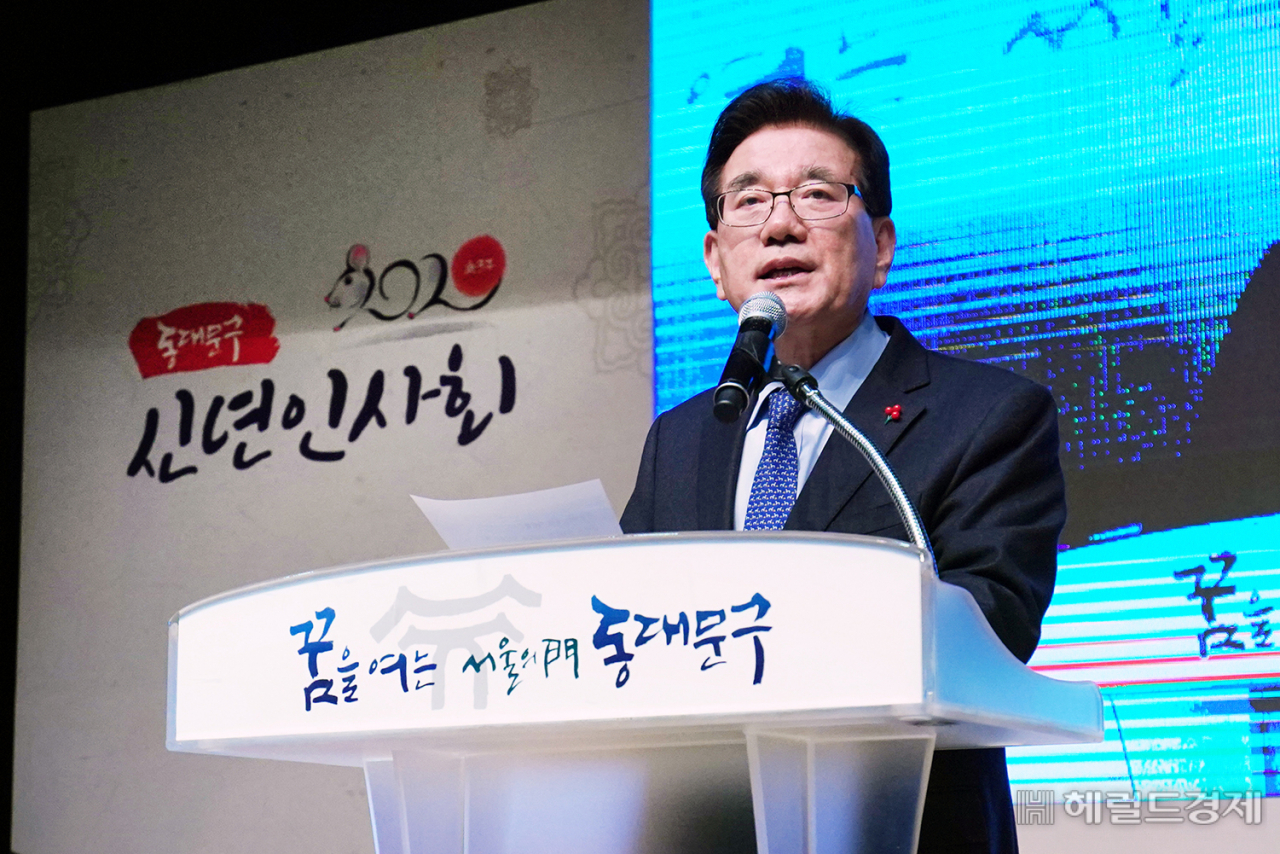 유덕열 동대문구청장이 지난 10일 진행된 ‘2020년 신년인사회’에서 주민들에게 새해 비전을 발표하고 있다. [동대문구]