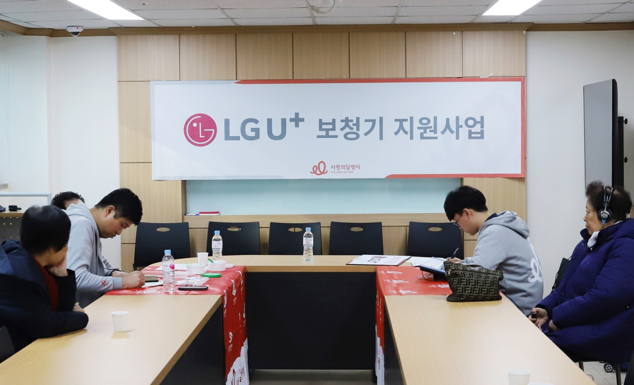 LG유플러스는 설 명절을 앞두고 사회복지단체 사랑의 달팽이와 공동으로 22명의 청각장애인들에게 보청기 27대를 전달했다고 22일 밝혔다. 사진은 지난 2019년 12월 LG유플러스와 사랑의 달팽이가 청각장애인 보청기 지원을 위해 강동 노인종합복지관에서 청력검사를 진행하고 있는 모습. [LG유플러스 제공]