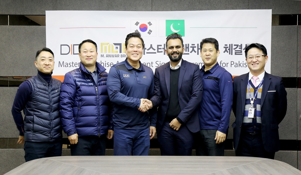 악수를 하고 있는 디딤의 이범택 대표(왼쪽에서 세번째)와 M Anwar Bro의 Tabarak Anwar 식음료 부분 대표 (오른쪽에서 세번째) [디딤 제공]