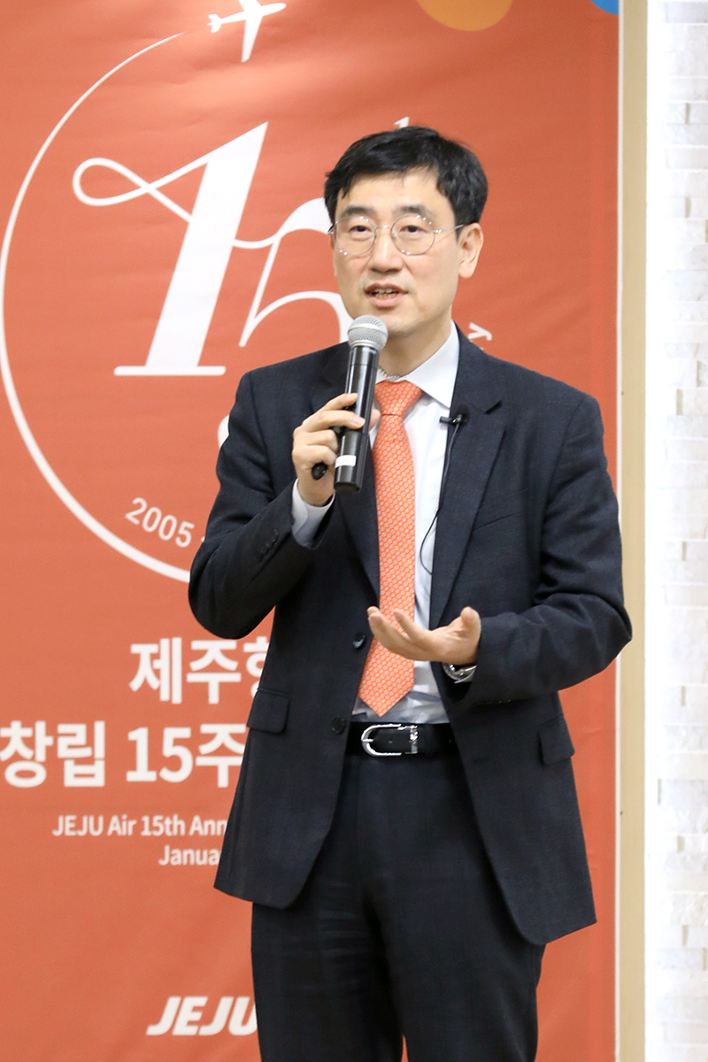 이석주 제주항공 대표이사 사장이 서울 강서구 한국공항공사 스카이홀에서 열린 제주항공 창립 15주년 기념식에서 3대 과제를 공개하고 있다. [제주항공 제공]