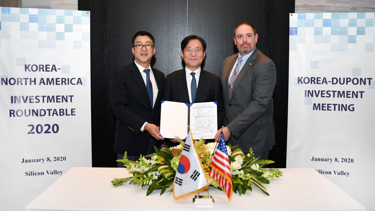 산업통상자원부는 22일 소재·부품·장비 경쟁력위원회 회의에서 일본 수출규제 이후 3대 규제품목의 공급안정화가 크게 진전됐다고 평가했다. 성윤모(가운데) 산업통상자원부 장관과 장상현 코트라인베스트코리아 대표, 존 켐프 듀폰 사장이 지난 8일(현지시간) 미국 샌프란시스코에서 일본의 3대 수출 규제품목 중 하나인 포토레지스트 생산공장의 한국 건설 투자계획 발표 후 기념촬영을 하고 있다. [산업통상자원부 제공]