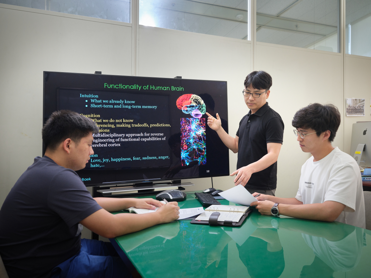 ETRI 연구진이 인간의 뇌와 같이 작동하는 인공지능을 개발하기 위한 연구를 논의하고 있다.[ETRI 제공]