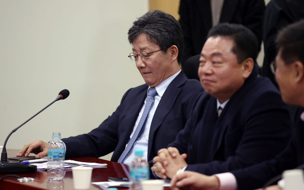 새로운보수당 유승민 의원이 22일 오전 여의도 국회 의원회관에서 열린 제8차 당대표단회의에서 회의 시작을 기다리고 있다. [연합]