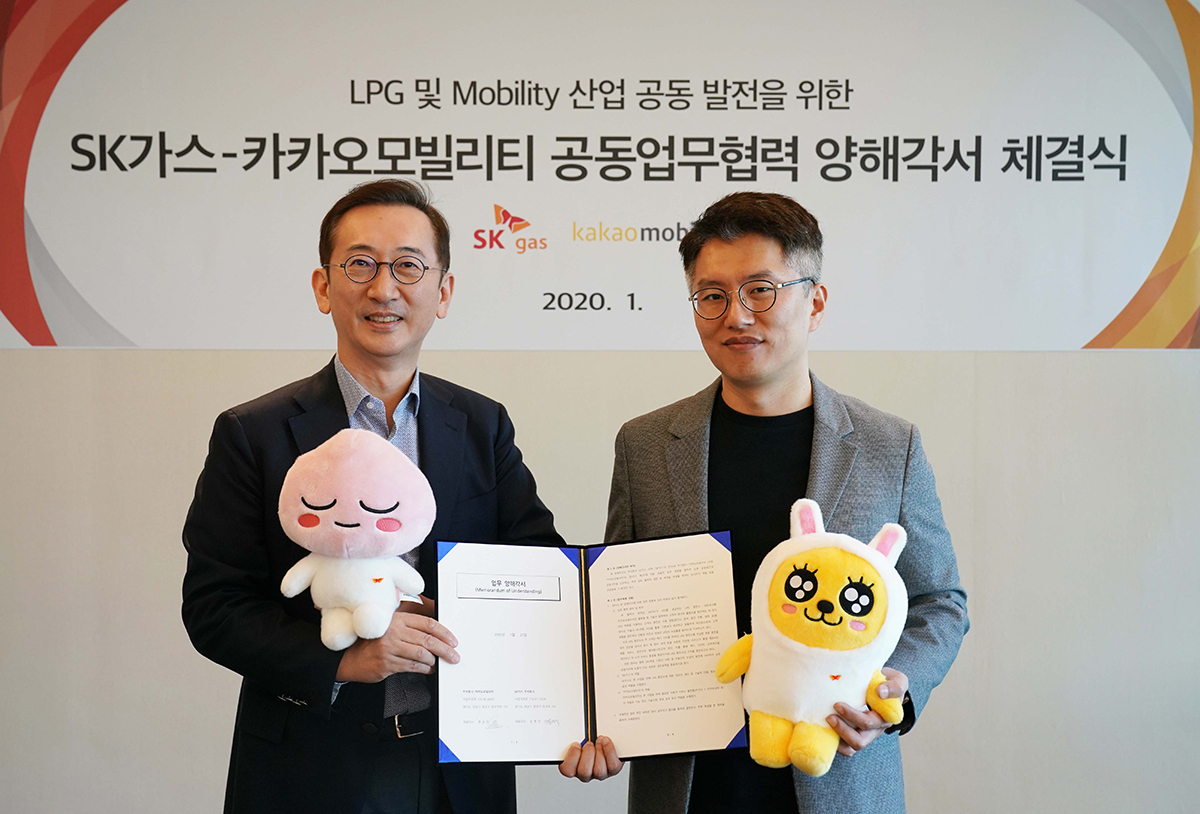 SK가스 윤병석 사장(왼쪽)과 카카오모빌리티 류긍선 공동대표가 21일 성남 판교 SK가스 본사에서 미래 모빌리티사업 협력 MOU를 체결했다. (사진=카카오모빌리티)